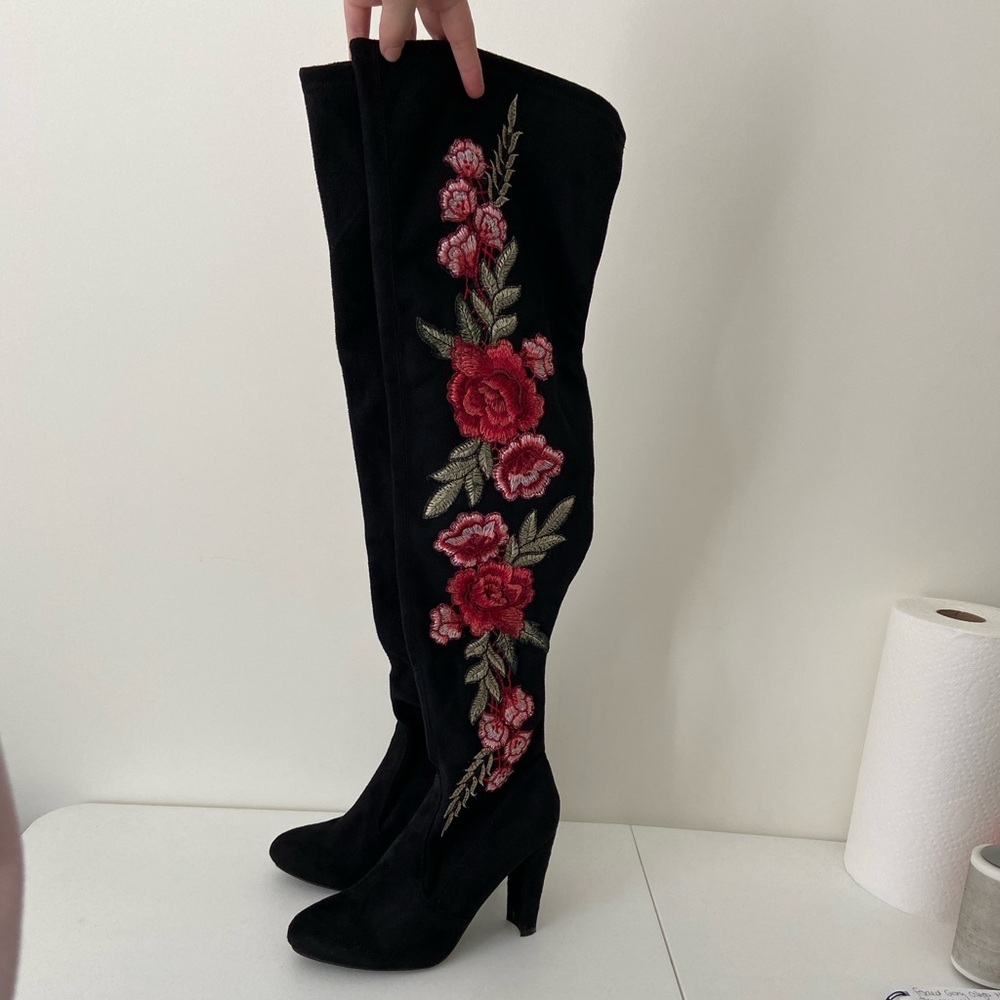 NWOT | Wild Diva women’s rose floral embroidered heeled knee high boots size 7.5